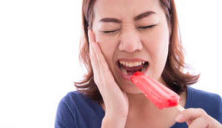 Ushqimet që janë “armiqtë” e dhëmbëve, mos i konsumoni