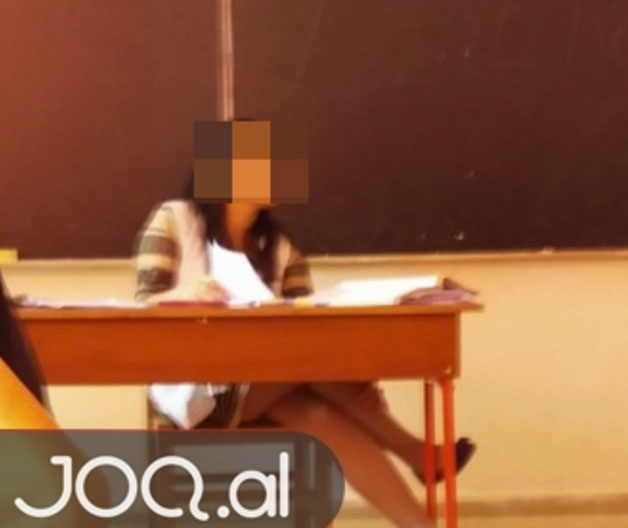 FOTO/ Lushnjë, mësuesja skandalizon nxënësit: Hap këmbët dhe i nxjerr të gjitha