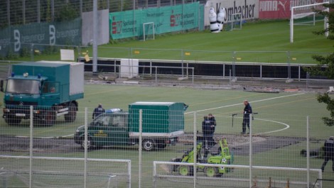 FOTO/ Do ndërronte barin në klubin e Shtutgarit, punëtori gjen 50 kg bombë