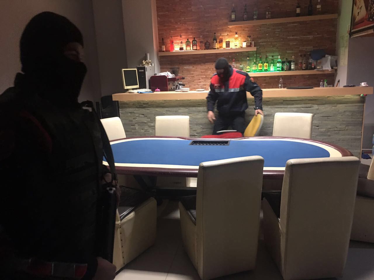 FOTO/ Makina luksoze dhe të blinduara, poker, kazino dhe drogë, çfarë zuri policia në befasi gjatë natës