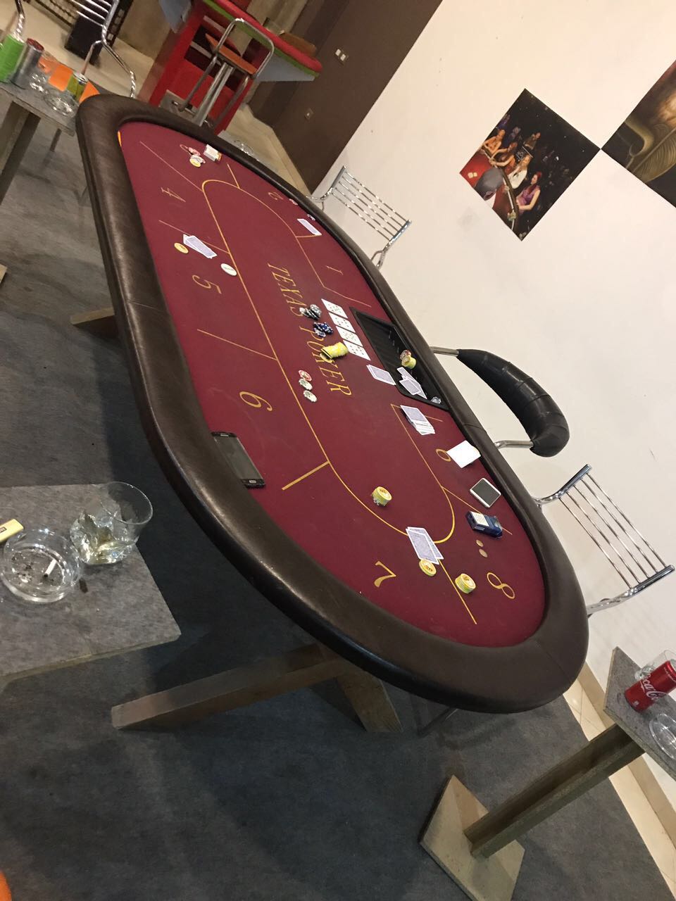 FOTO/ Makina luksoze dhe të blinduara, poker, kazino dhe drogë, çfarë zuri policia në befasi gjatë natës