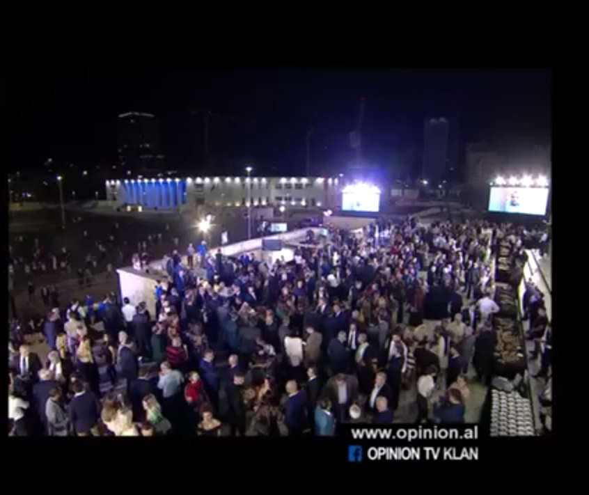 Opinioni feston 20 vjetorin, 600 të ftuarit mbushin sheshin