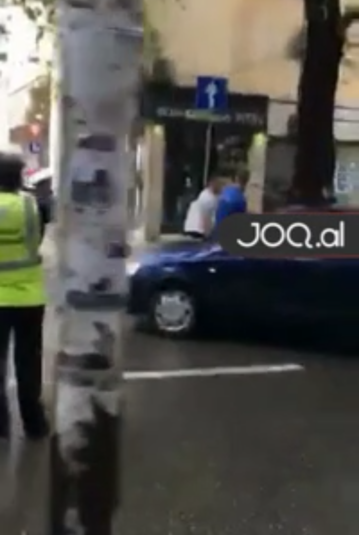 VIDEO/ Aksident në Myslym Shyr, “Opeli” përplaset me motorrin, plagoset 22 vjeçari