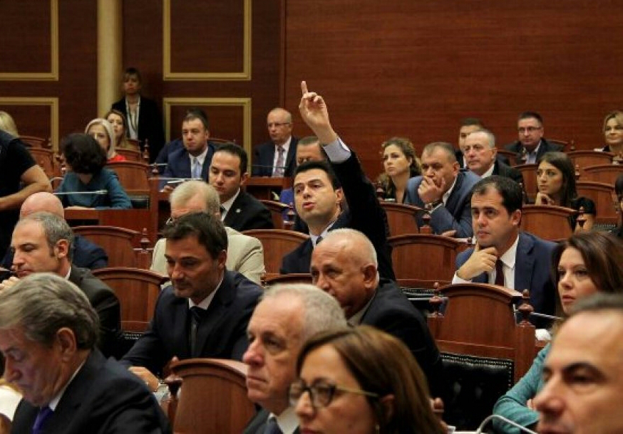 FOTO/ Mblidhet Kuvendi, pritet debat për organet e Vettingut dhe ndalimin e importit të mbetjeve