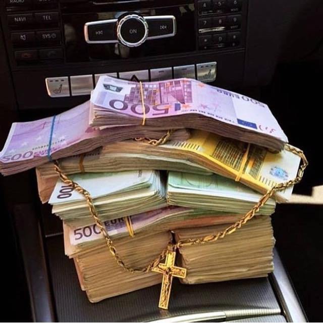 FOTO & VIDEO/ Jeta e shthurur e pasanikëve të Tiranës, luks dhe tufa me para