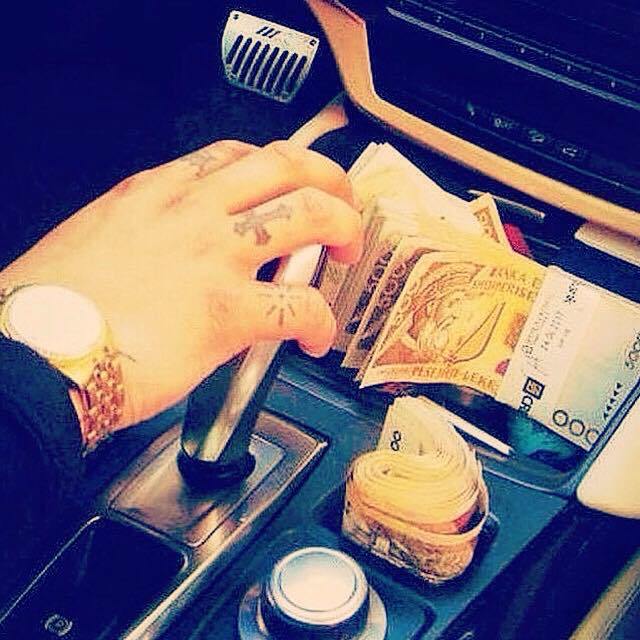 FOTO & VIDEO/ Jeta e shthurur e pasanikëve të Tiranës, luks dhe tufa me para