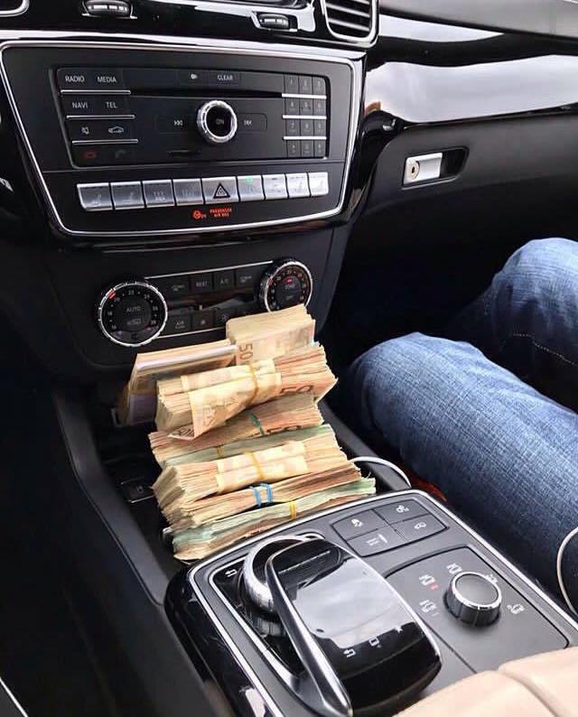 FOTO & VIDEO/ Jeta e shthurur e pasanikëve të Tiranës, luks dhe tufa me para