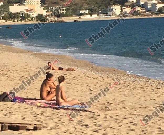 FOTO/ Turistët dalin nudo në Himarë