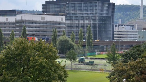 FOTO/ Do ndërronte barin në klubin e Shtutgarit, punëtori gjen 50 kg bombë