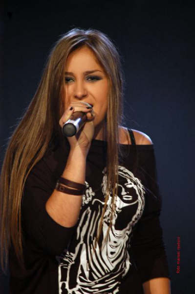 VIDEO/ Shpërthen këngëtarja: Në këmbim të kontratës menaxheri më kërkoi seks