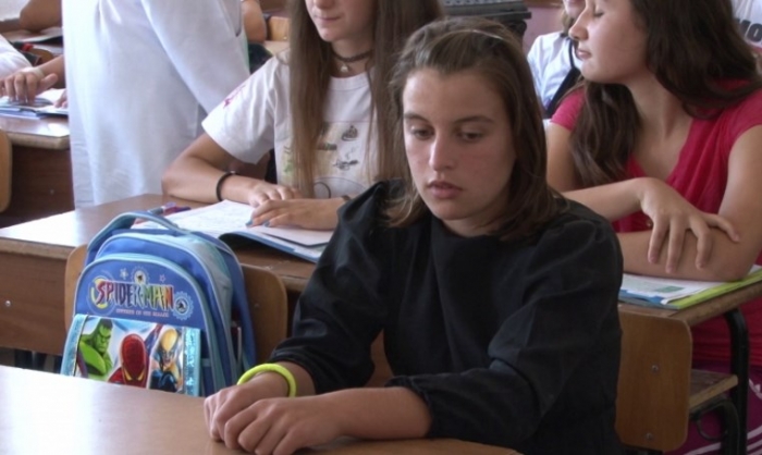 Historia mjeruese e Evës dhe motrës së vogël që vijnë pa libra në shkollë