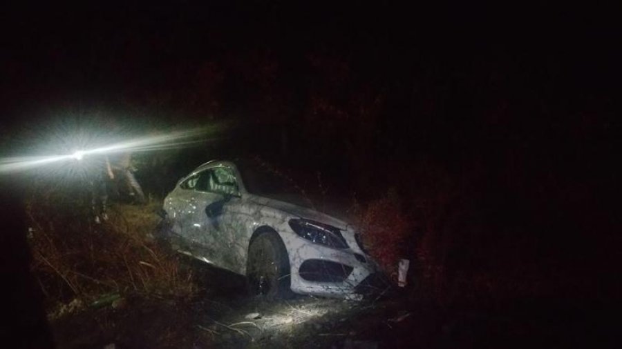 FOTO GALERI/ Aksident në Rrugën e Kombit, “Benz”-i luksoz del nga rruga dhe përfundon në kanal