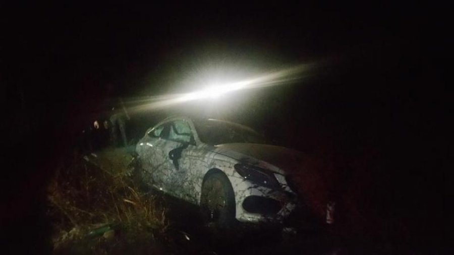 FOTO GALERI/ Aksident në Rrugën e Kombit, “Benz”-i luksoz del nga rruga dhe përfundon në kanal