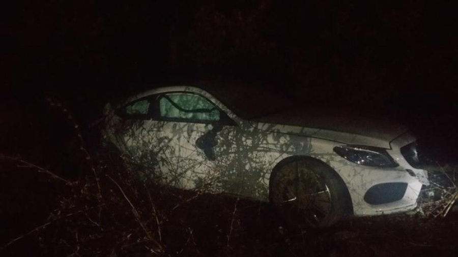 FOTO GALERI/ Aksident në Rrugën e Kombit, “Benz”-i luksoz del nga rruga dhe përfundon në kanal