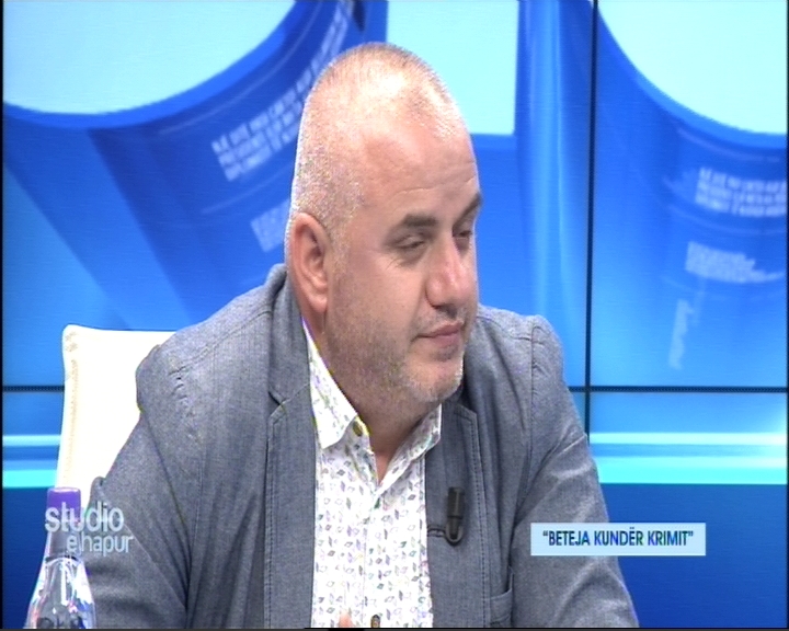 Gazetari denoncon “live”: Një nga bandat në Elbasan më kanë kërcënuar me jetë