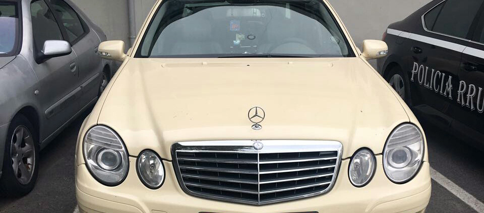 EMRA & VIDEO/ Tiranë, me thika e kokainë në makinë, arrestohen dy persona