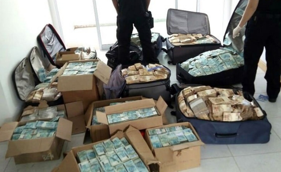 FOTO/ Policia gjen 16 milionë dollarë në banesën e ish-ministrit