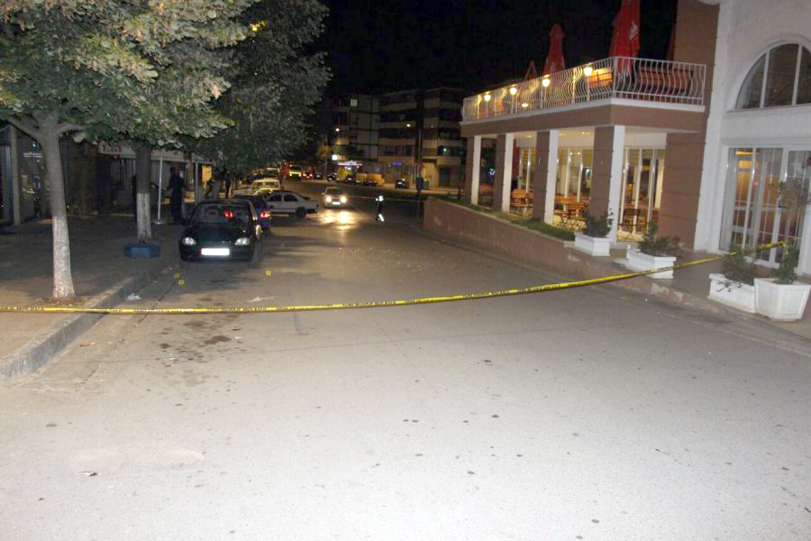 DETAJE & FOTO GALERI/ Burrel, përplasja me armë, arrestohet i plagosuri, shpallen në kërkim 5 të tjerë