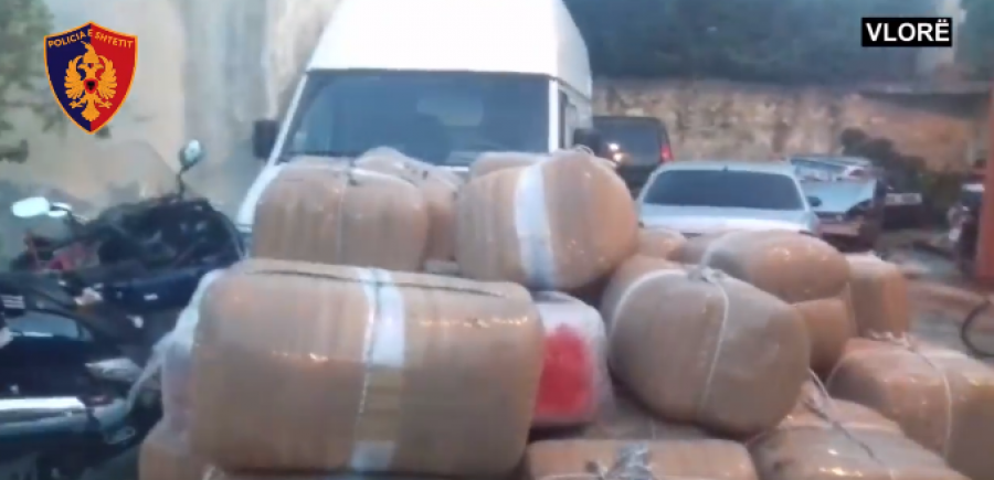 VIDEO/ “Plazhi i vjetër” sekuestron 1 ton drogë, armë dhe municione, shpallen në kërkim 3 persona