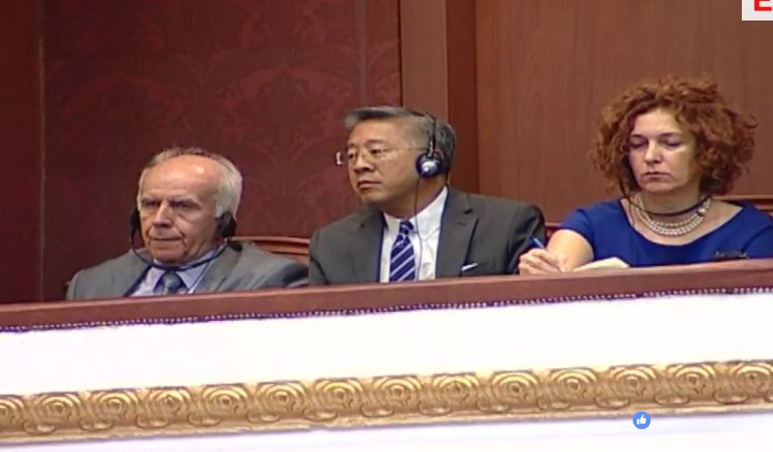 FOTO/ Bojkotoi Gramoz Ruçin, Donald Lu në parlament për qeverinë