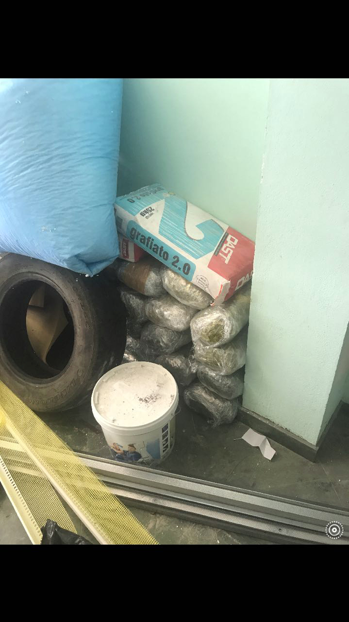 VIDEO & FOTO GALERI/ Durrës, gjendet kanabis në një dyqan, shpallet në kërkim një person