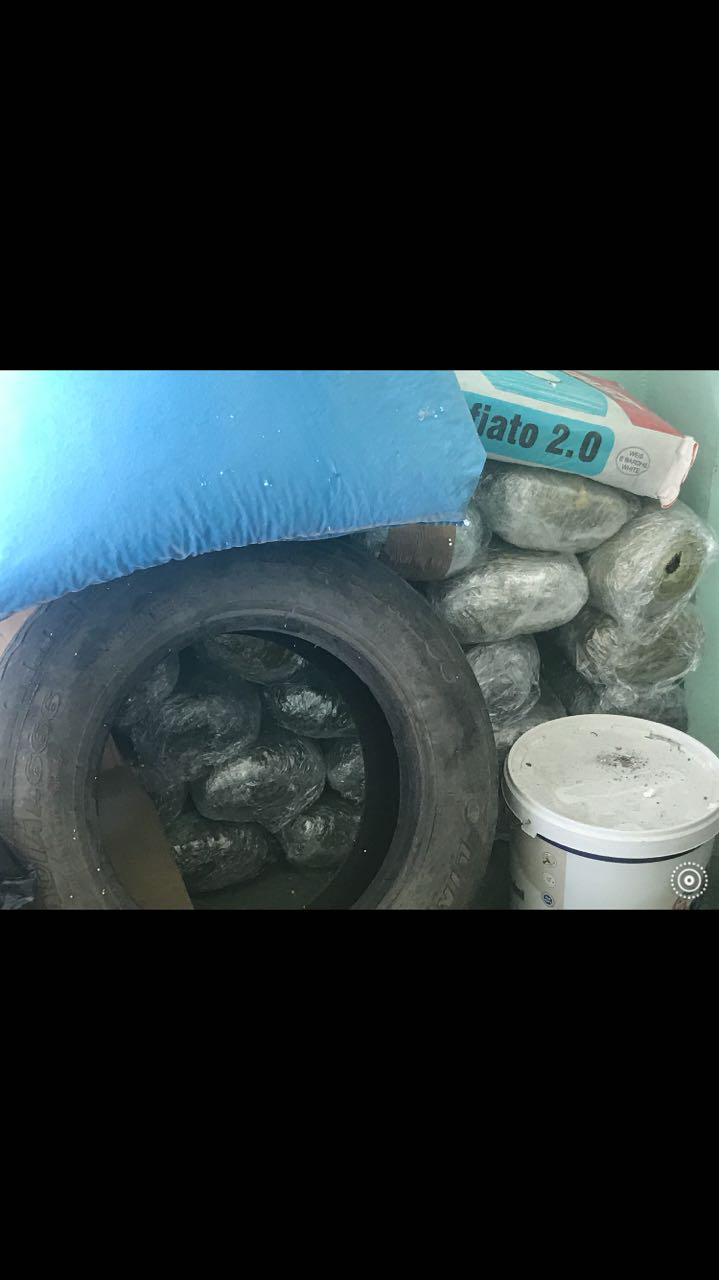 VIDEO & FOTO GALERI/ Durrës, gjendet kanabis në një dyqan, shpallet në kërkim një person