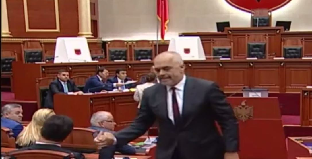 VIDEO & BATUTAT/ Rama i jep dorën Bashës dhe Nokës në Kuvend