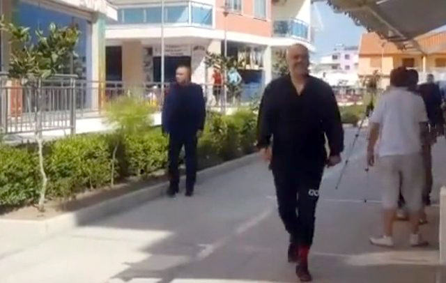 FOTO LAJM/ Edi Rama ne mbledhjen informale të qeverisë…, me veshje informale