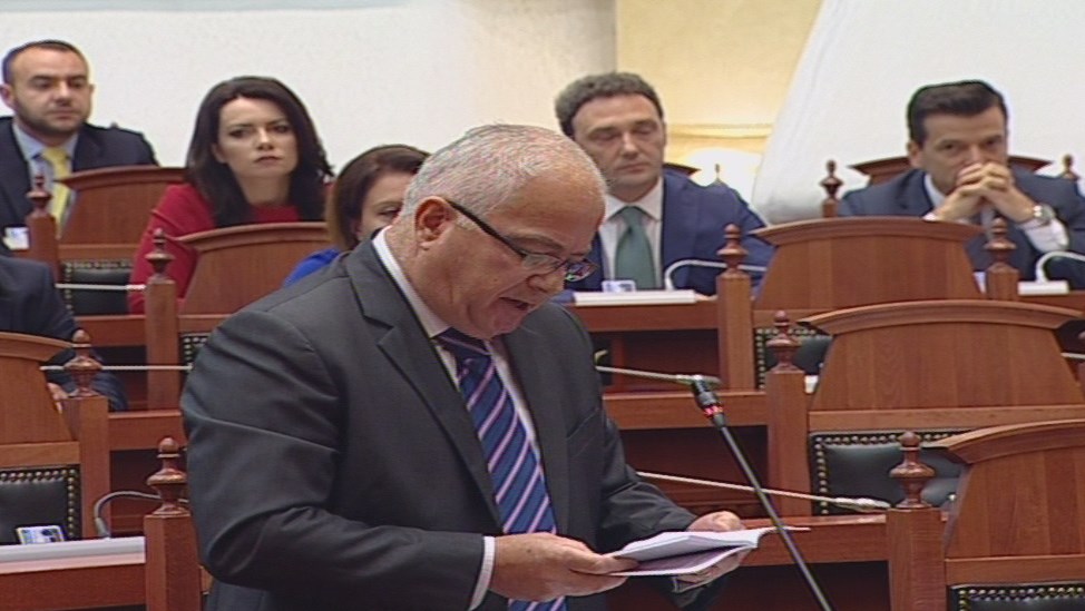 Gramoz Ruçi e fillon me shkelje dhe me dorë të hekurt, tenton të mos i jap fjalën deputetëve të opozitës