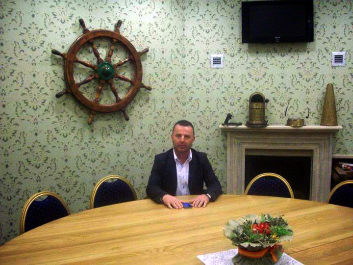 FOTO & EMRI/ Flet pronari i anijesh shqiptare të bllokuar në Libi: Kishin hipur shumë refugjatë në kuvertën tonë