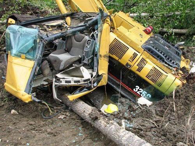 Korçë, përmbyste ekskavatori, vdes drejtuesi i tij