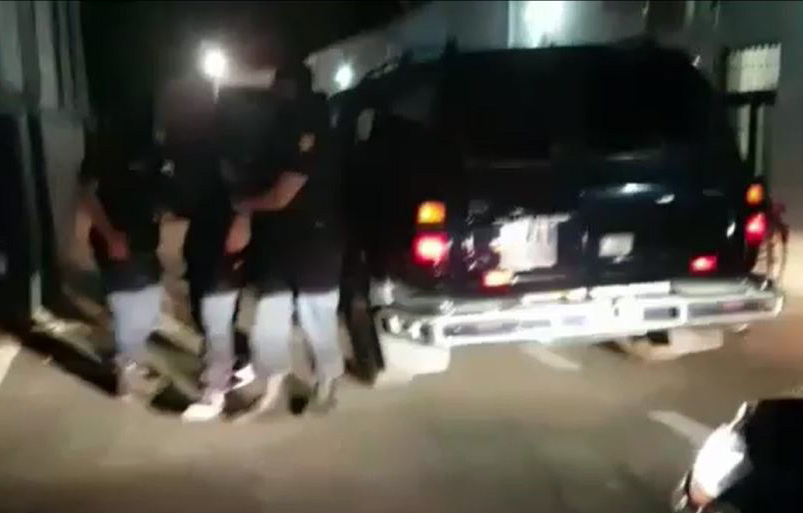 VIDEO/ Elbasan, sekuestrohen 7 automjete, 3 prej tyre të blinduara – Arrestohen në flagrancë 3 persona