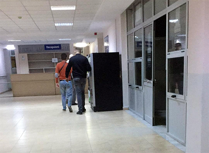 Elbasan, plagosje me armë zjarri në një pikë bastesh