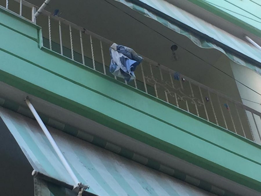 FOTO GALERI/ Fier, ja ballkoni dhe vendi ku u rrëzua sot 29-vjeçarja