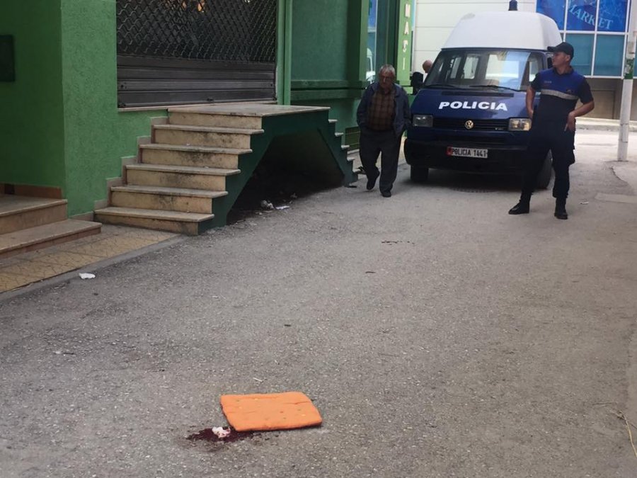 FOTO GALERI/ Fier, ja ballkoni dhe vendi ku u rrëzua sot 29-vjeçarja