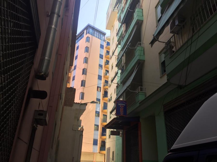 FOTO GALERI/ Fier, ja ballkoni dhe vendi ku u rrëzua sot 29-vjeçarja