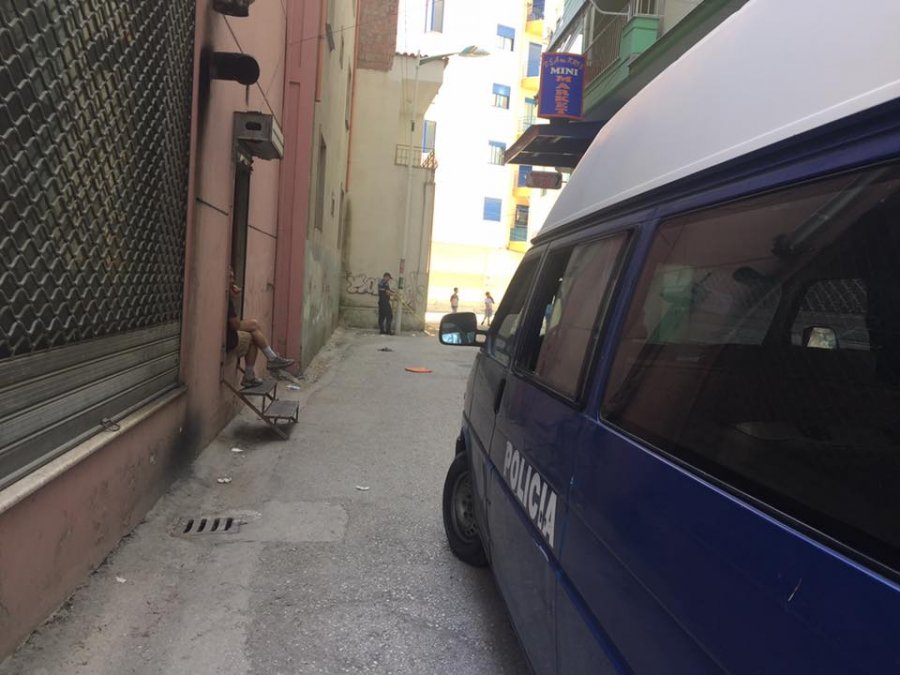 FOTO GALERI/ Fier, ja ballkoni dhe vendi ku u rrëzua sot 29-vjeçarja