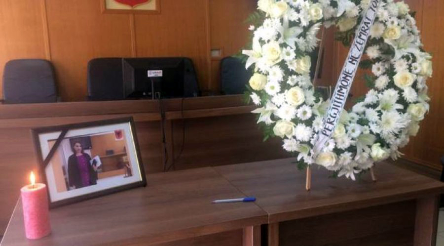 FOTO GALERI/ Vrasja e Fildes Hafizit, kolegët homazhe në gjykatën e Shkodrës