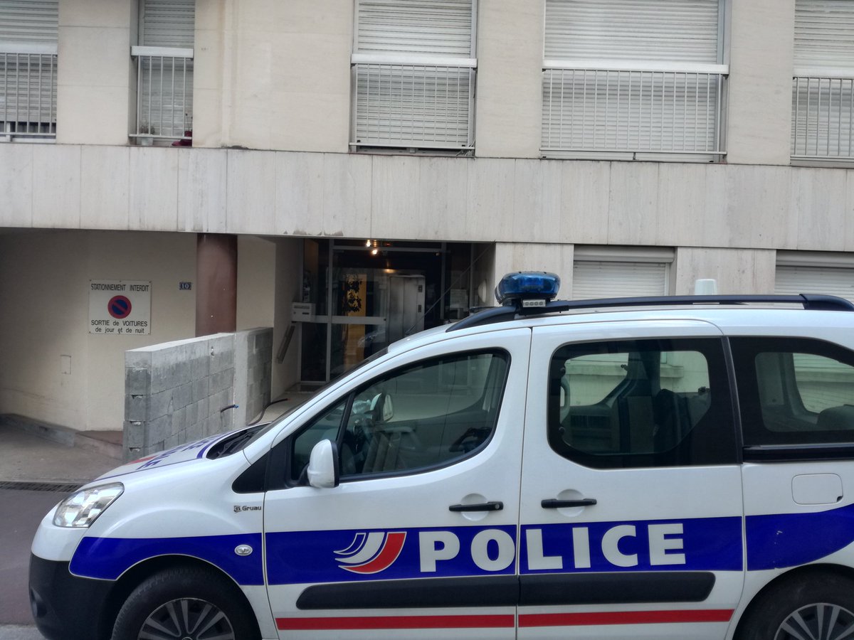 FOTO GALERI/ Francë, theren me thikë dy shqiptarë mes fyerjeve dhe britmave