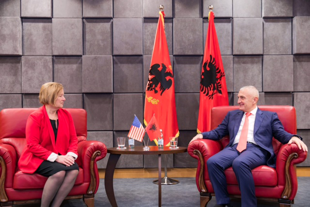 FOTO GALERI/ Presidenti Ilir Meta priti në një takim Amanda Bennett, Drejtoreshë e “Zërit të Amerikës”