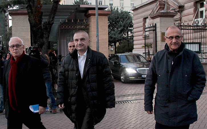 Petrit Vasili “i zë vendin” Baba Takut, “paralajmërime të forta kërcënuese”: Do të ketë informacione tronditëse në ditët në vijim