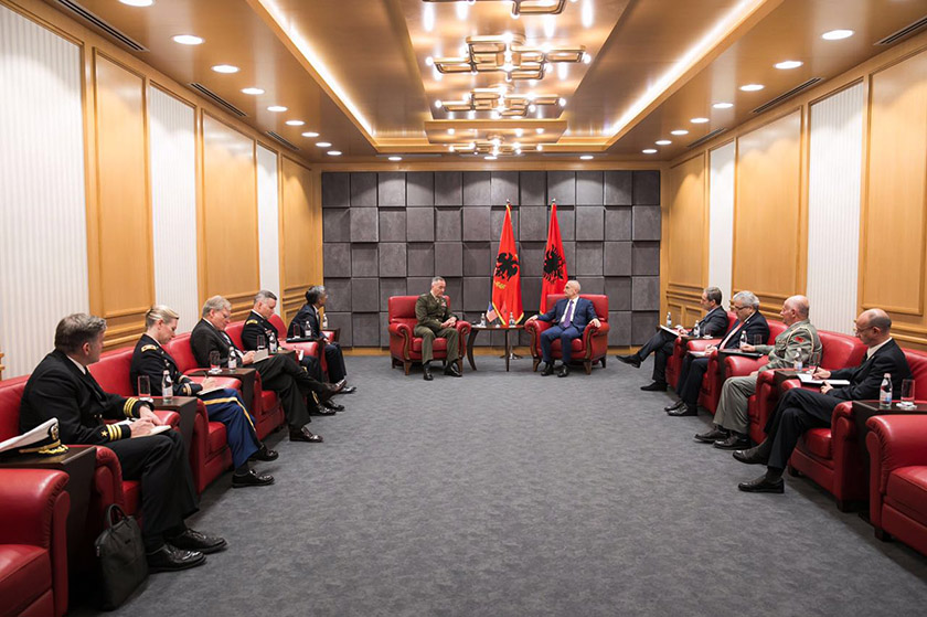 FOTO GALERI/ Presidenti Meta priti Shefin e Shtabeve të Bashkuara të SHBA-ve, ja për çfarë biseduan