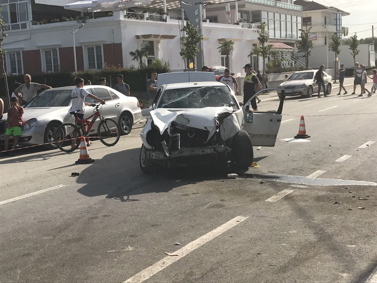 FOTO/ Tiranë, makina e drejtuar nga një fëmijë përplaset me shtyllën, tre bashkëmoshatarët e tij fluturojnë nga dritaret, njëri vdes