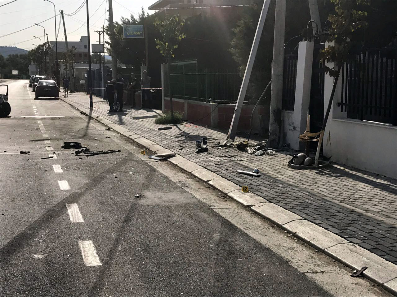 FOTO/ Tiranë, makina e drejtuar nga një fëmijë përplaset me shtyllën, tre bashkëmoshatarët e tij fluturojnë nga dritaret, njëri vdes