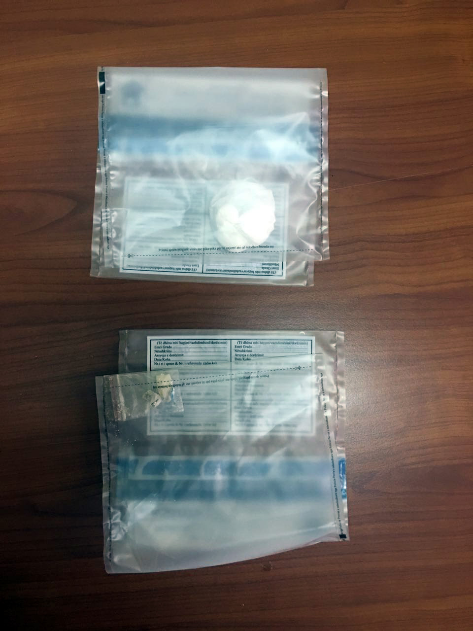 EMRA & VIDEO/ Tiranë, me thika e kokainë në makinë, arrestohen dy persona