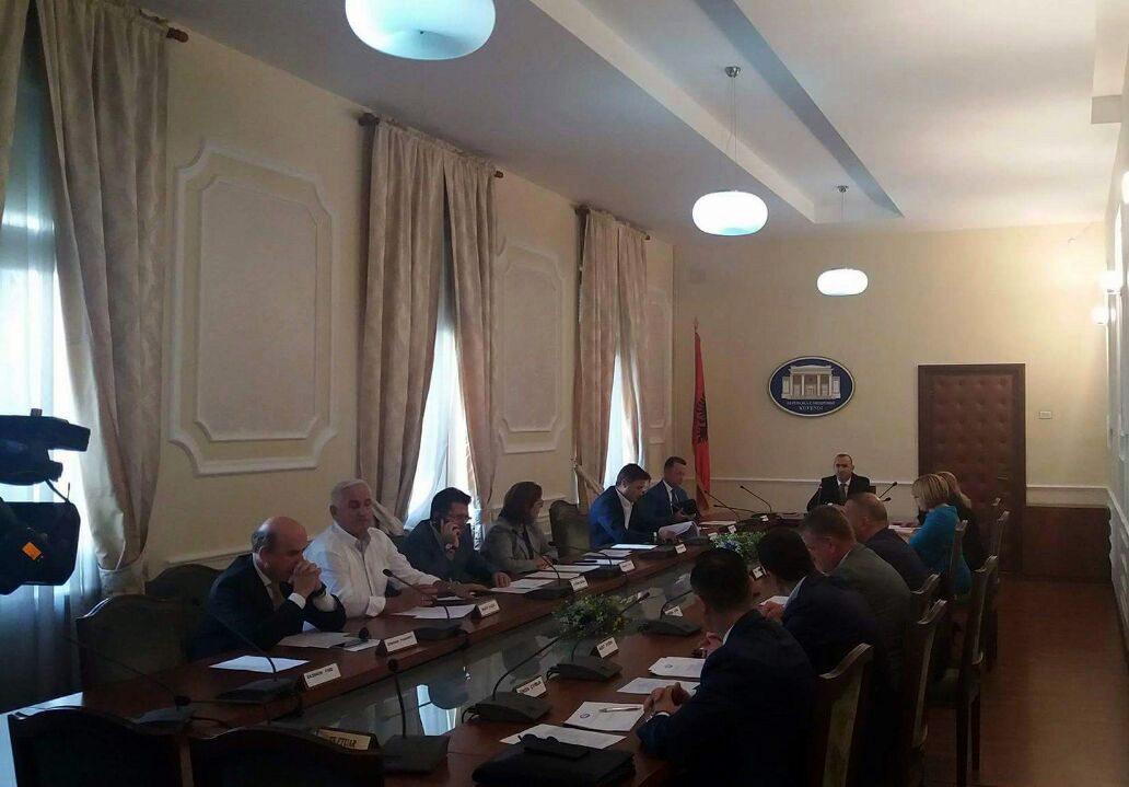 Saimir Tahirit “nuk i zbret inati”, refuzon ftesën për kafe të Ulsi Manjas