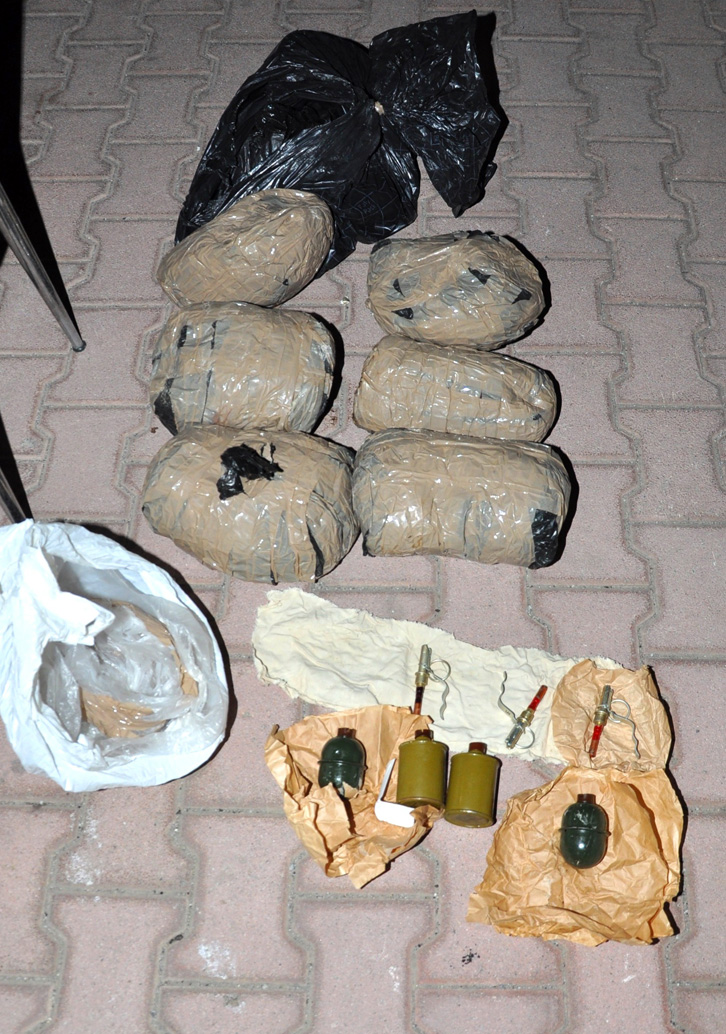 EMRA & FOTO GALERI/ Korçë, drogë dhe armë në pikën e karburanti, prangosen dy vëllezërit Kapurani dhe punëtori i tyre