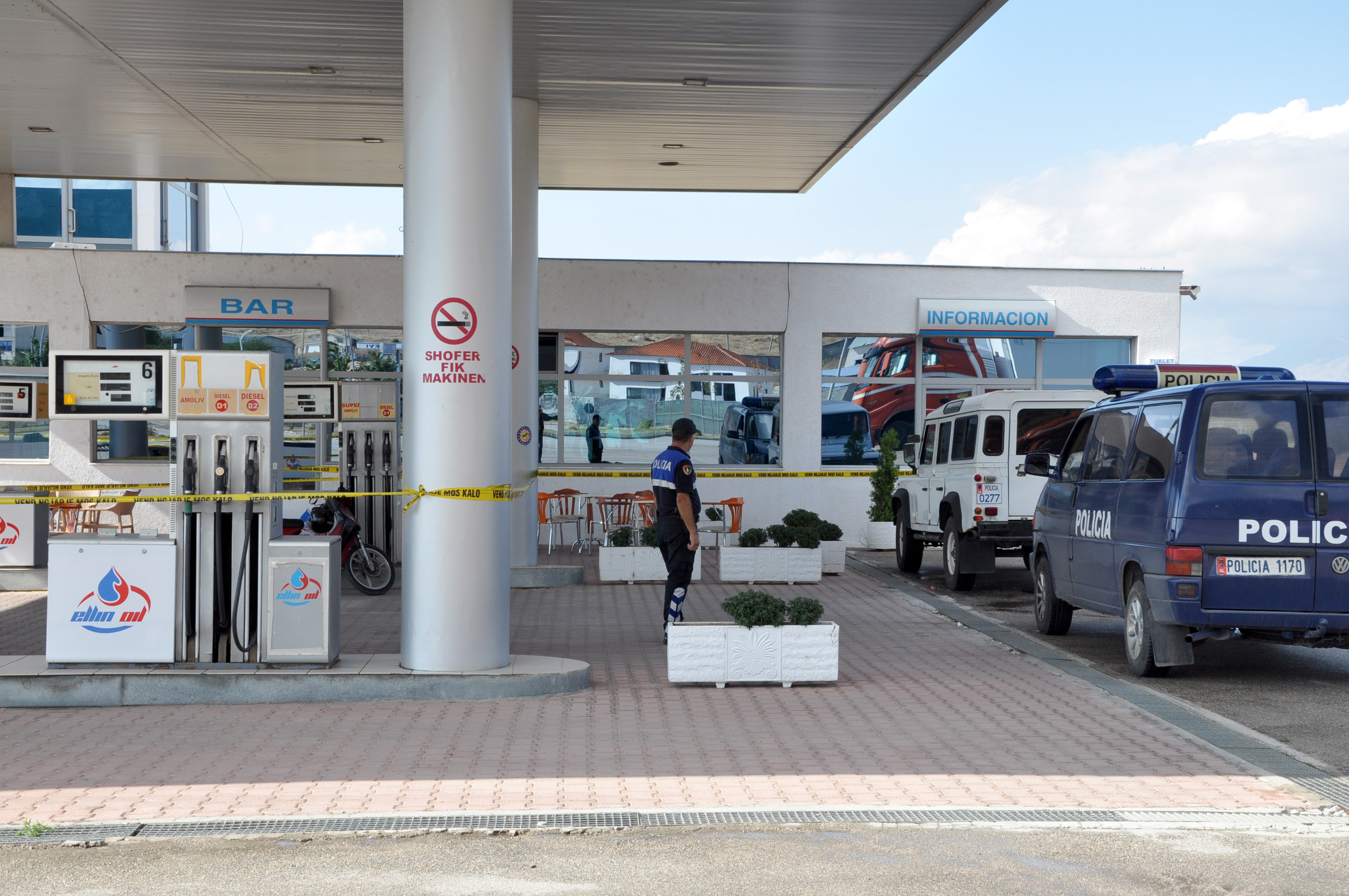 EMRA & FOTO GALERI/ Korçë, drogë dhe armë në pikën e karburanti, prangosen dy vëllezërit Kapurani dhe punëtori i tyre