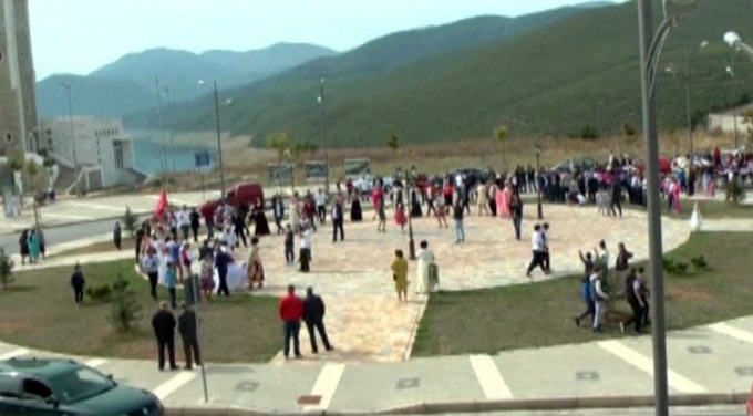 FOTO/ Kukës, dasmë e rrallë, krushqit nga Prizreni me kuaj për të marrë nusen