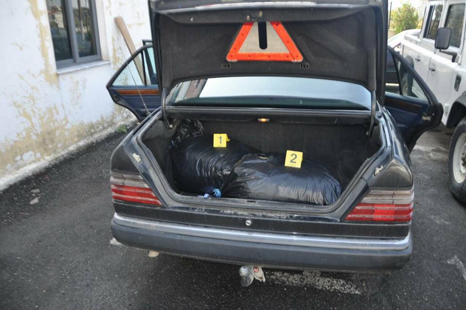 EMRA & FOTO GALERI/ Kurbin, kishin mbushur makinën me kanabis, prangosen dy vëllezër